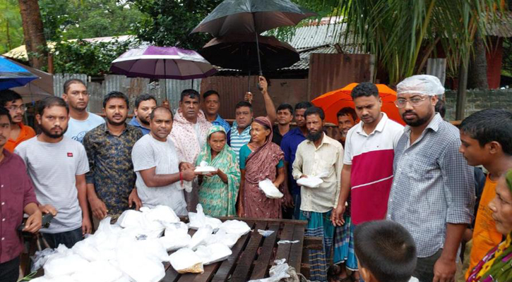 পানিবন্দি ৫০০ মানুষকে খাবার বিতরণ 